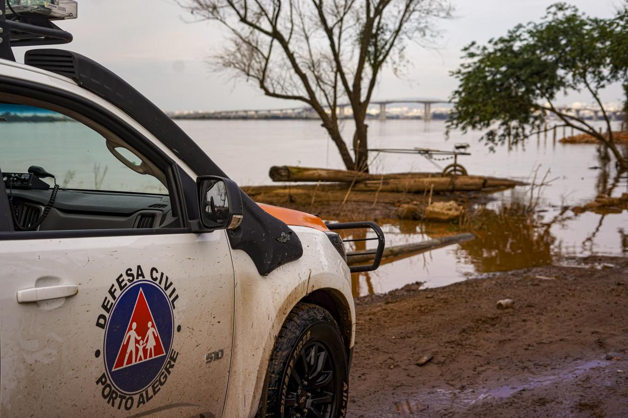 Chuvas causam alagamentos e inundações em diversos pontos de Porto Alegre
