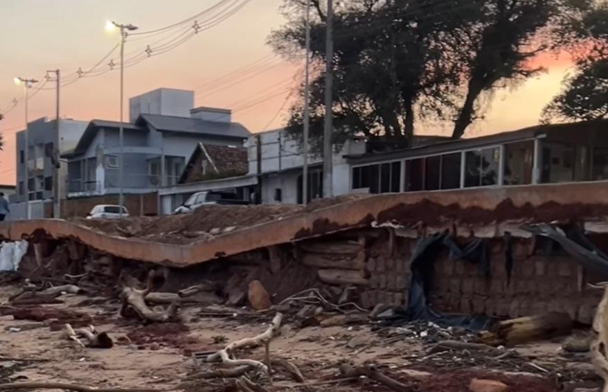 Com o nível do Guaíba mais baixo, fica visível os estragos na Praia da Alegria