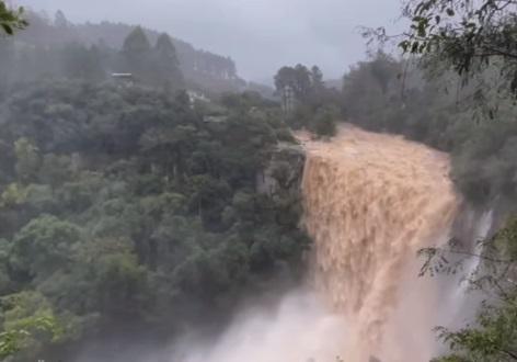 Confira a força da água no parque Salto Ventoso, em Farroupilha, na serra gaúcha