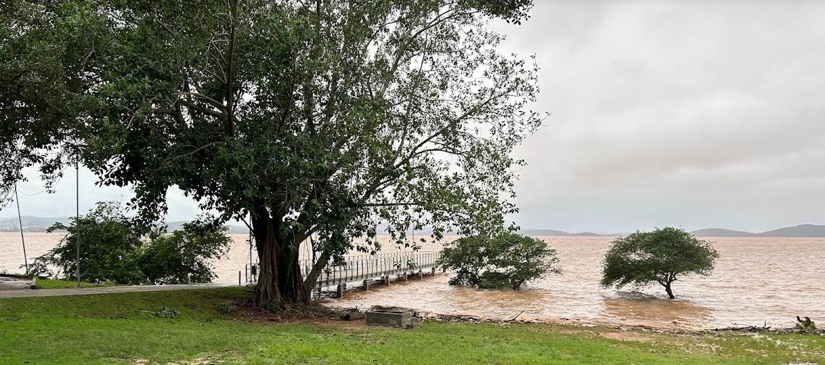 Defesa Civil de Guaíba emite alerta sobre vento sul e possível aumento do Guaíba