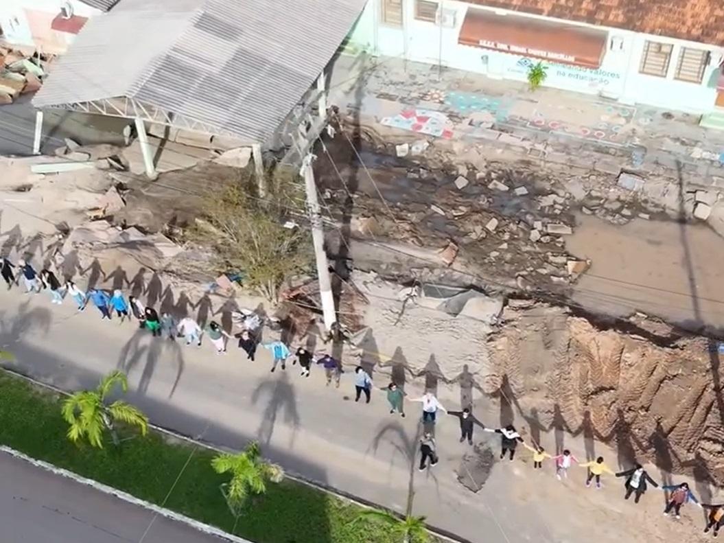 Moradores realizam abraço simbólico entorno da Escola Ismael Chaves Barcelos