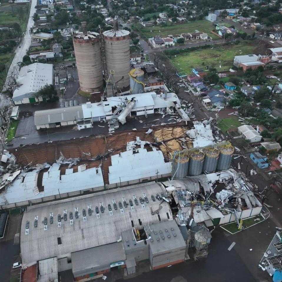 Temporal provoca 'microexplosão' em São Luiz Gonzaga e causa danos em 1,2 mil imóveis