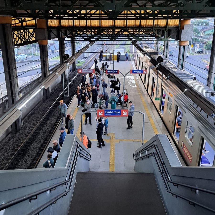 Trensurb reduz intervalo entre viagens, porém dez estações continuam fechadas