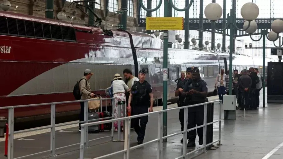 Ataques coordenados contra trens afeta passageiros às vésperas da abertura dos Jogos Olímpicos