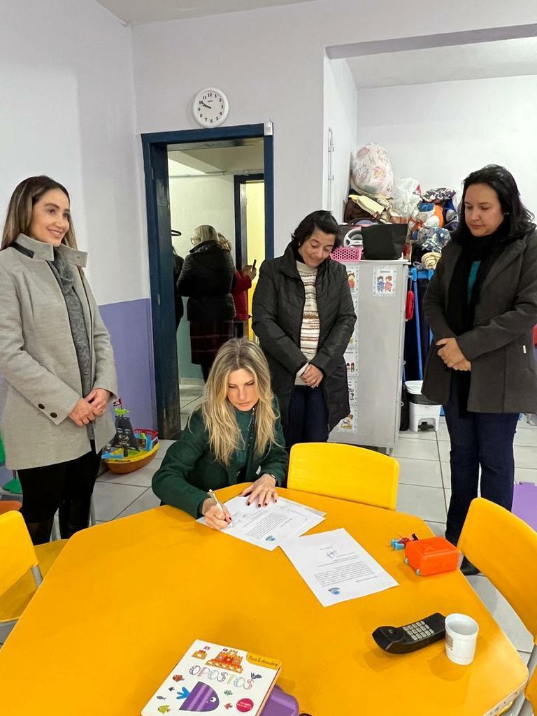 Escola particular de Porto Alegre adota Escola municipal no bairro Cohab em Guaíba