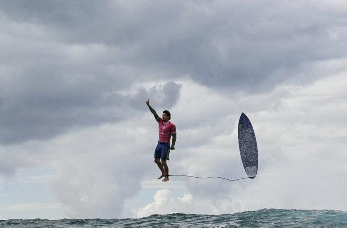 Gabriel Medina brilha em Teahupo'o e garante vaga nas quartas de final do surfe