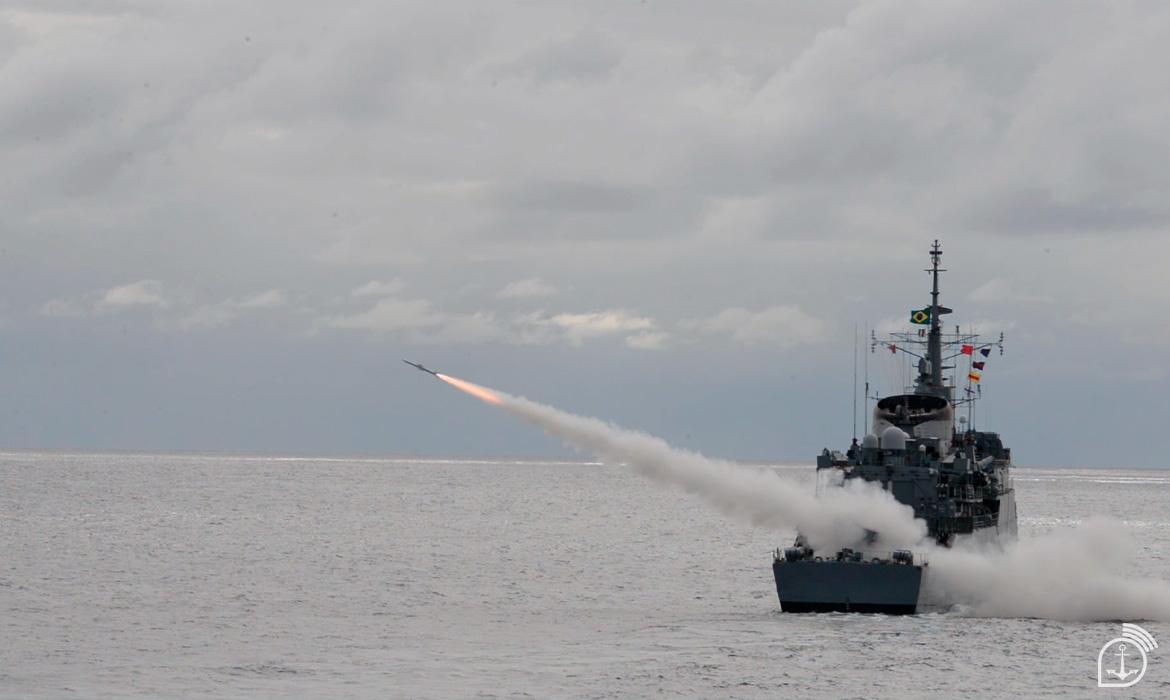 Marinha realiza operação com armamento real para aprimorar combate e resposta a ameaças