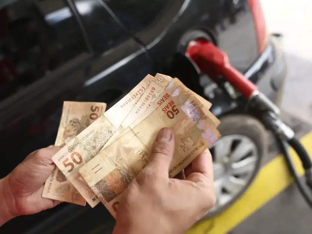 Petrobras ajusta preços de gasolina e gás de cozinha para distribuidoras