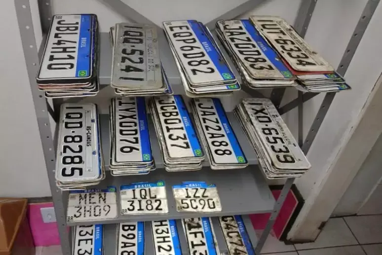 Placas de veículos voltam a ser obrigatórias em Porto Alegre a partir de quinta-feira