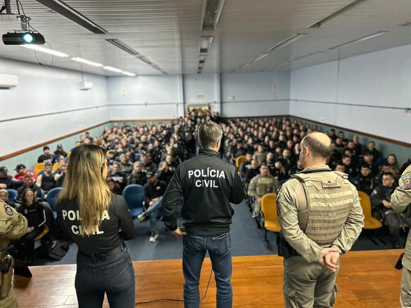 Polícia Civil prende oito pessoas e apreende armas, drogas e dinheiro