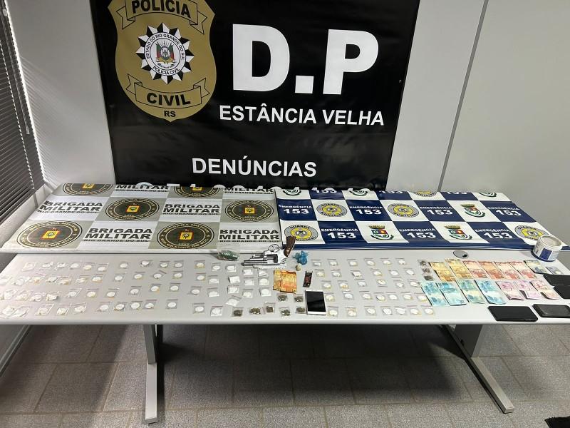 Policias prendem quatro pessoas e cumprem seis mandatos de busca e apreensão