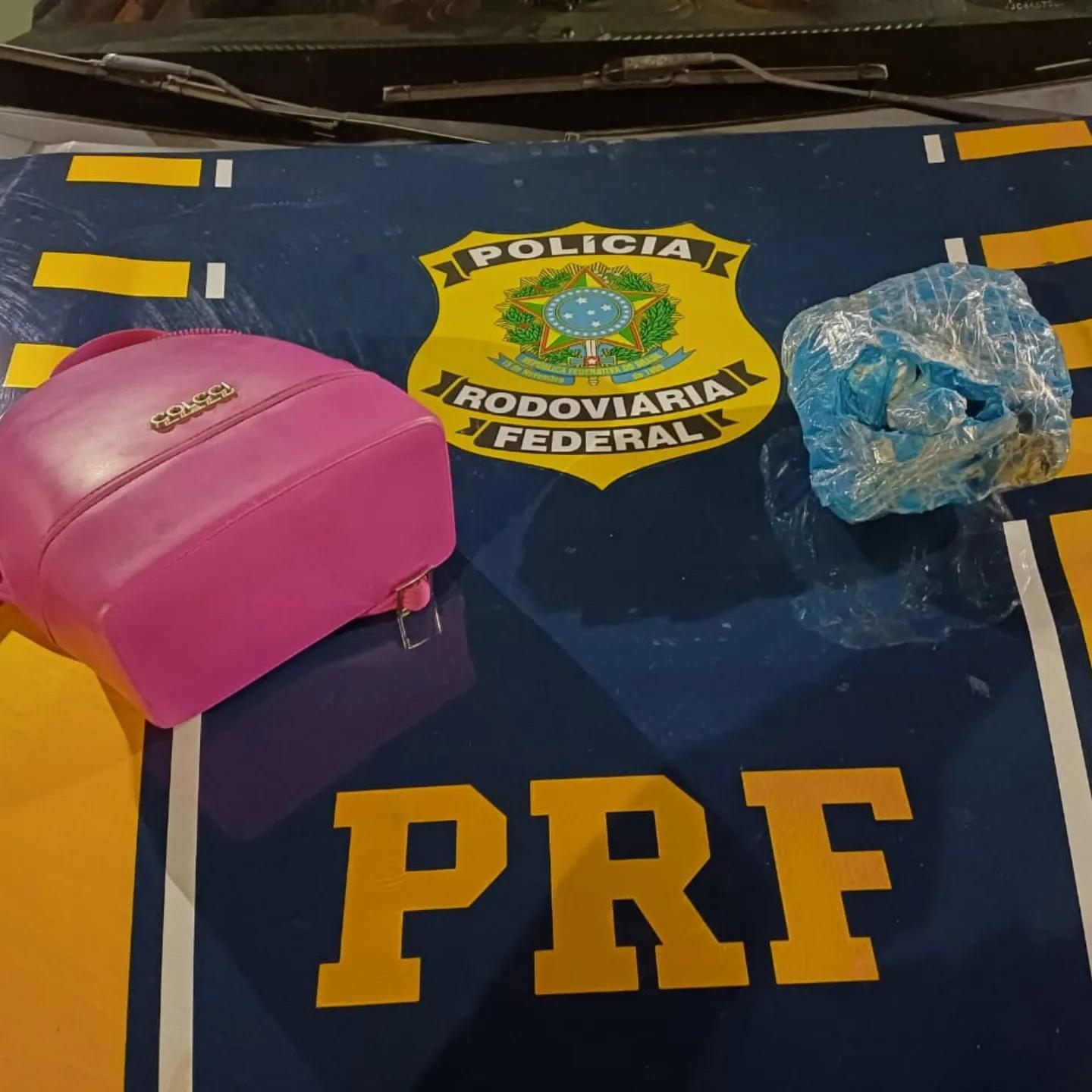 Durante abordagem da PRF, mulher é presa com quase um quilo de cocaína e crack em veículo