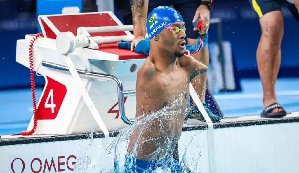 Gabriel Araújo conquista primeiro ouro do Brasil com a natação na Paralimpíada de Paris