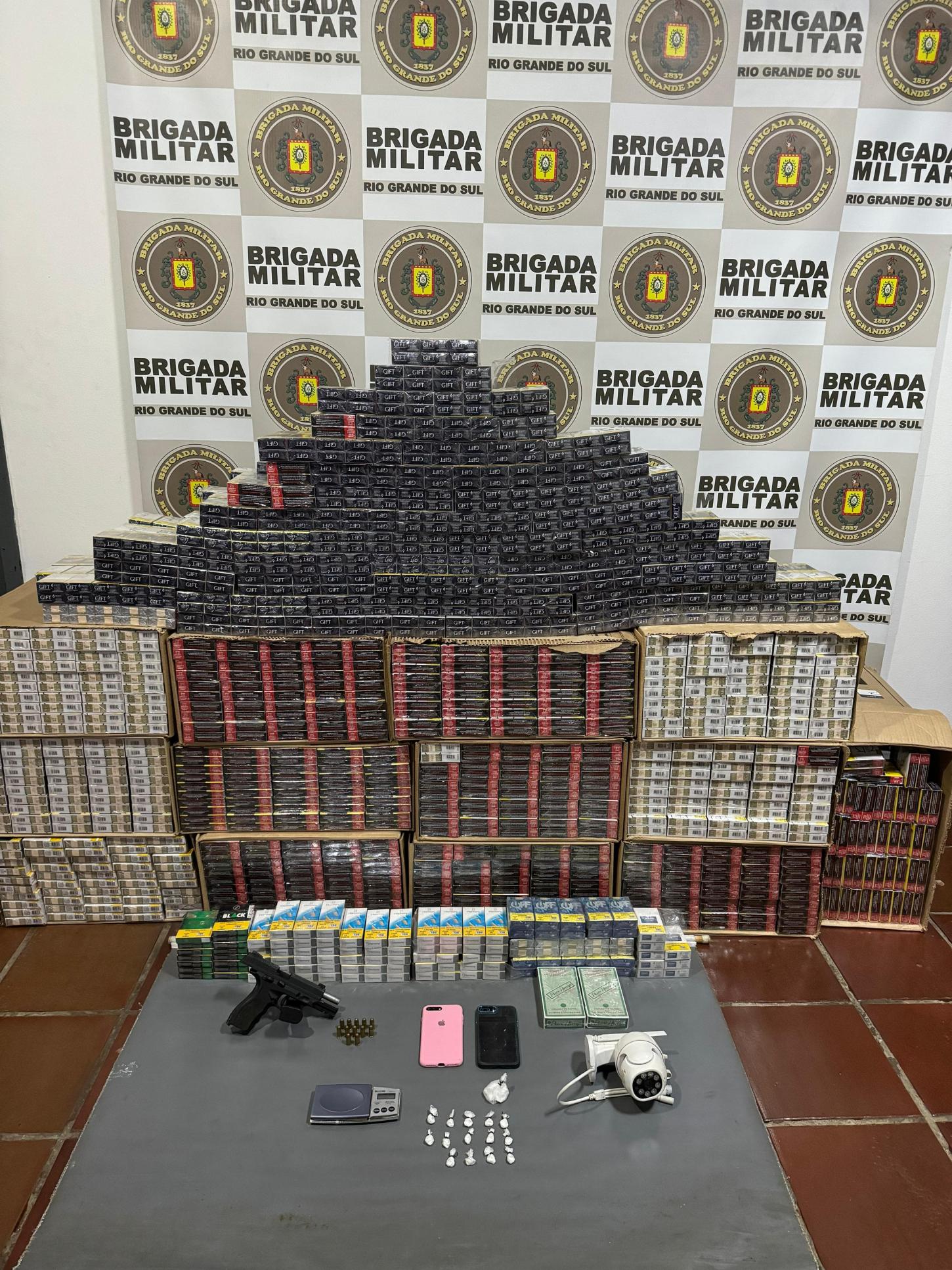 Indivíduos são detidos por tráfico de drogas, porte de arma e outros crimes