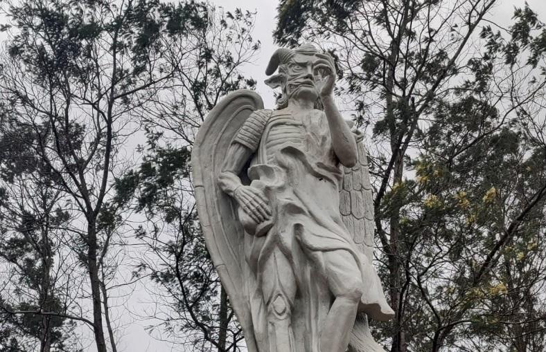 Justiça determina por falta de alvará interdição de templo religioso dedicado a Lúcifer