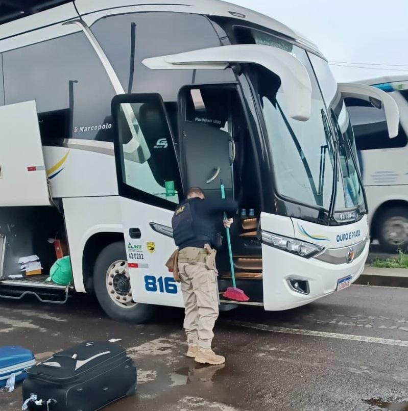 Passageiro de ônibus é preso pela PRF após espalhar drogas pelo veículo em Eldorado do Sul