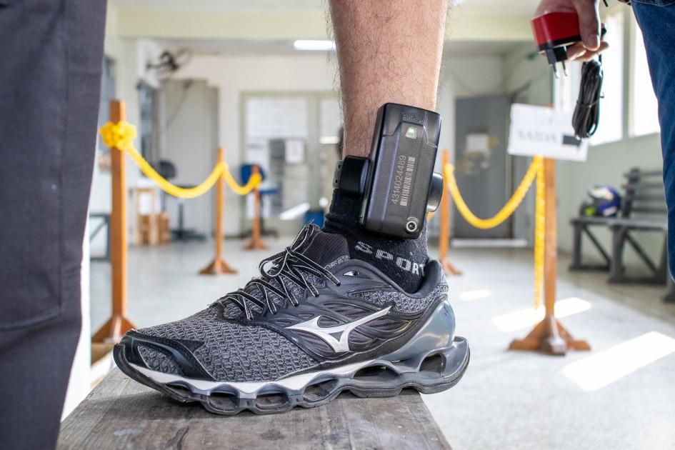 Rio Grande do Sul conclui instalação de tornozeleiras eletrônicas e elimina fila de espera