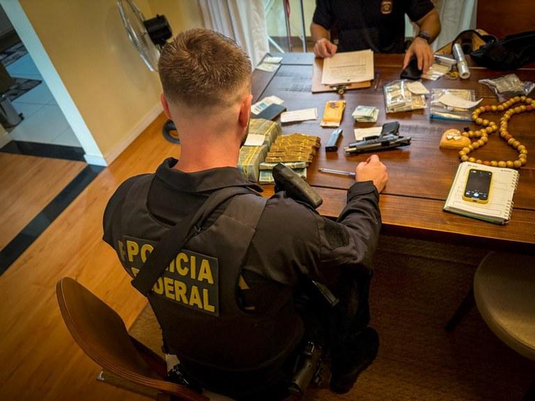 Homem é preso em operação da Polícia Federal com arma de fogo e mais de R$ 350 mil
