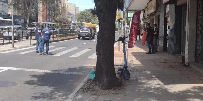 Homem em patinete morre após colisão com moto em Porto Alegre