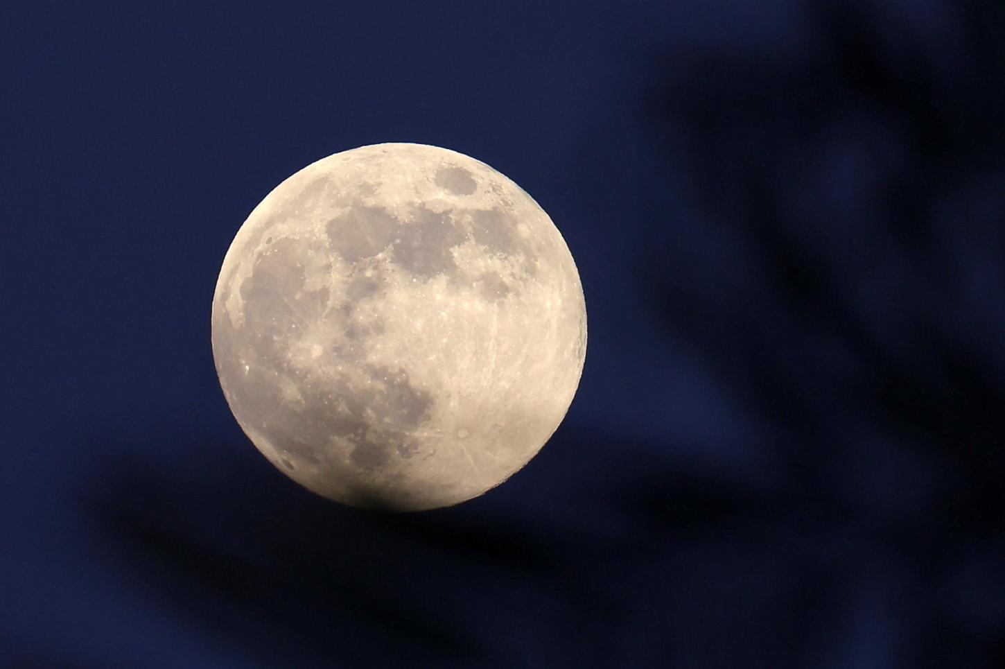 Última superlua de 2024 encantou o mundo nesta sexta-feira, 15