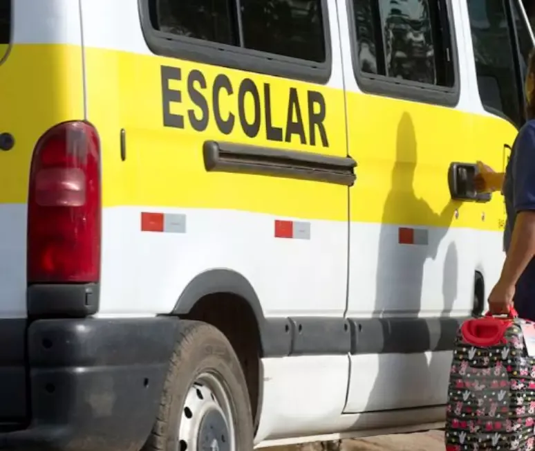 Menina de 4 anos é resgatada após ser esquecida dentro de micro-ônibus escolar em Manoel Viana.