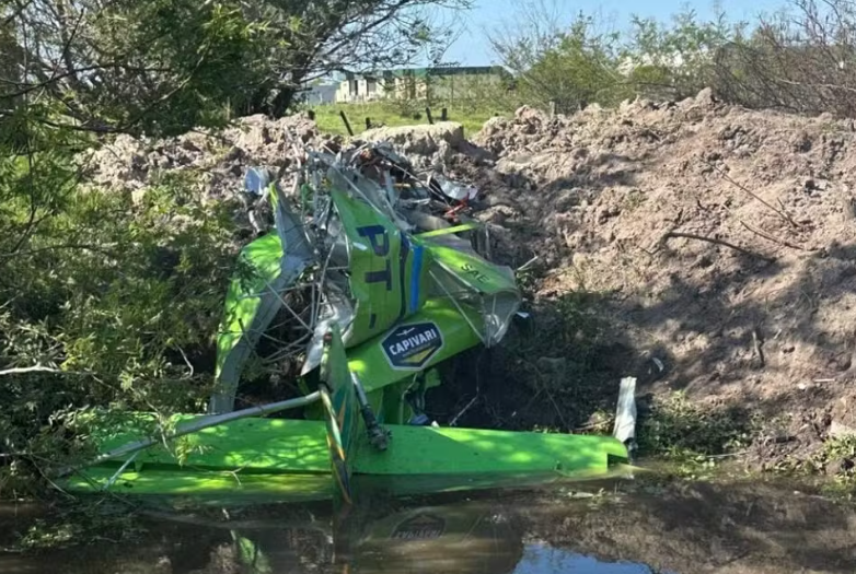 Piloto morre após avião agrícola bater em torre de energia e cair em Capivari do Sul, diz Brigada Militar.