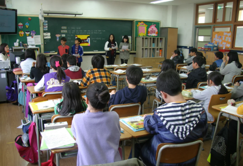 Alunos da capital terão cartão de débito para compra de materiais escolares.