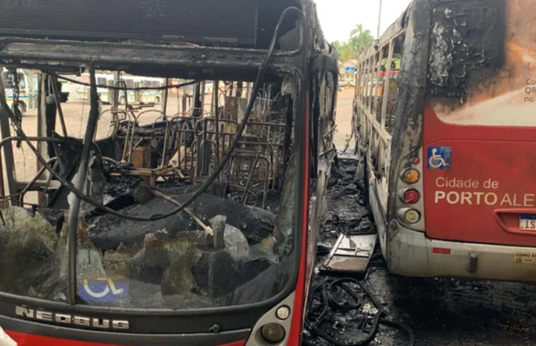 Incêndio destrói ônibus na zona sul de Porto Alegre.