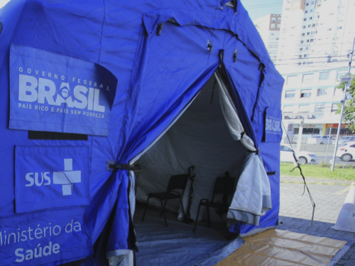 Porto Alegre entra em estado de emergência por dengue e abre hospital de campanha.