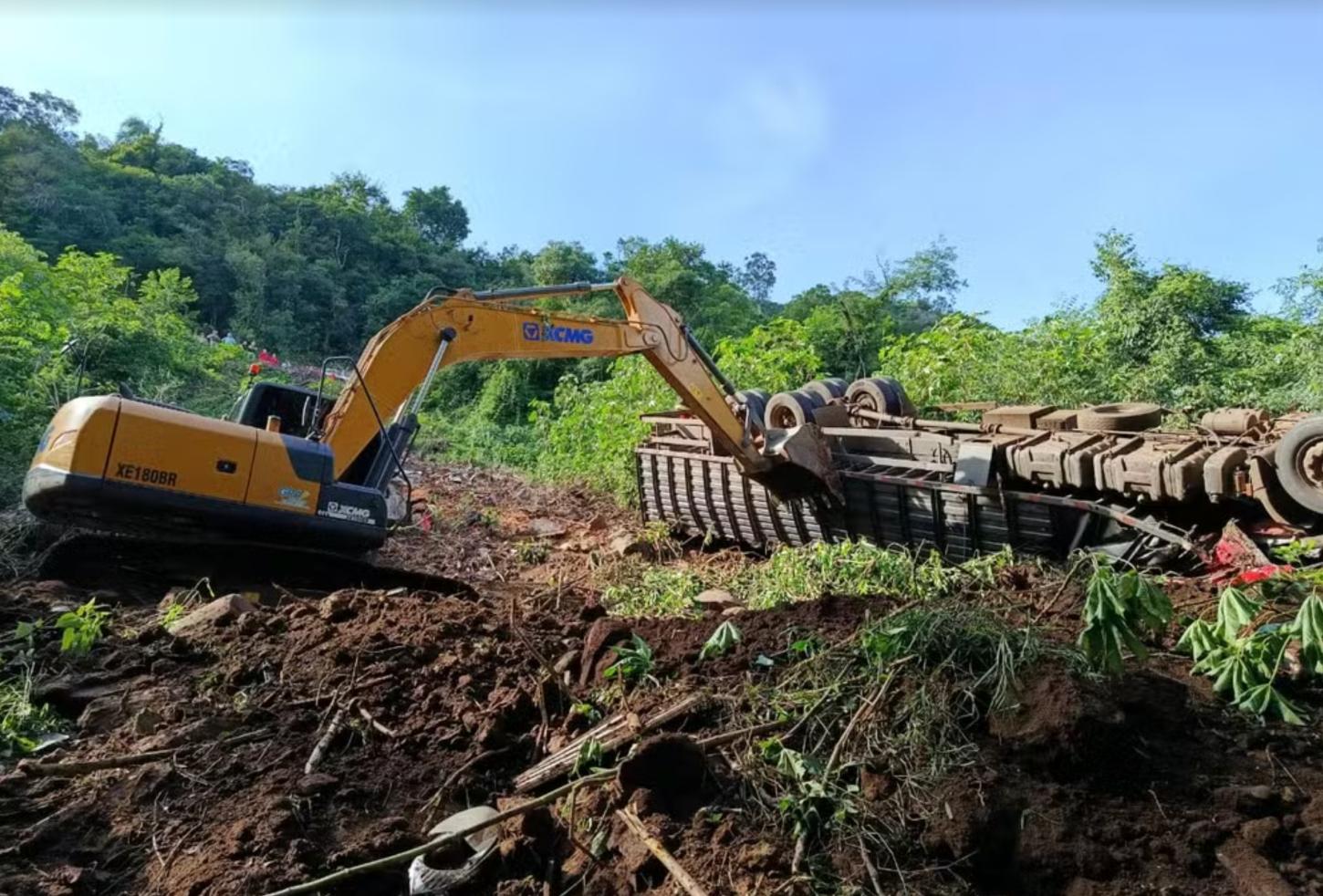 Acidente com caminhão deixa uma vítima fatal e causa morte de animais em Candelária