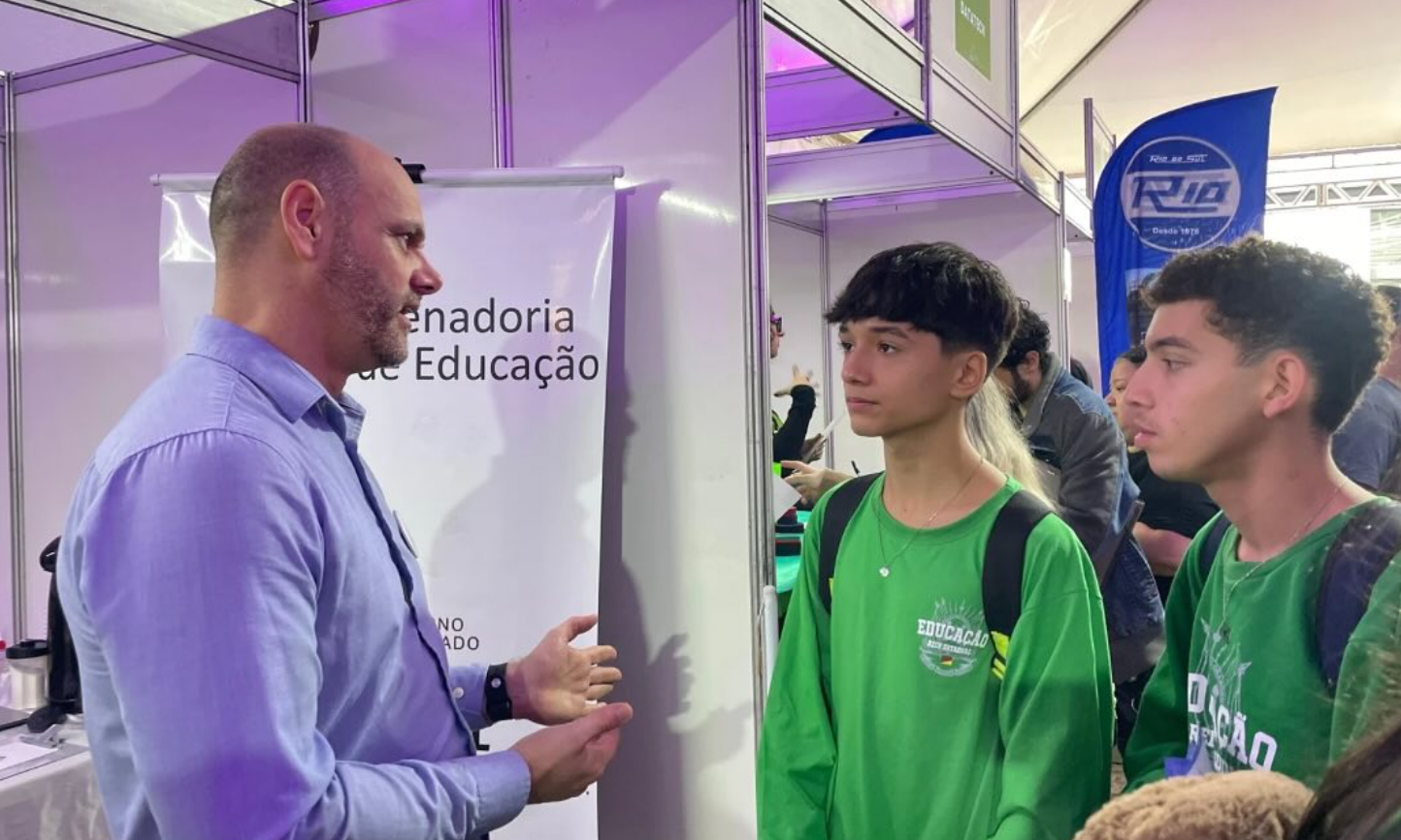 Alunos da rede estadual de Guaíba conhecem cursos e oportunidades de trabalho em feira no Centro