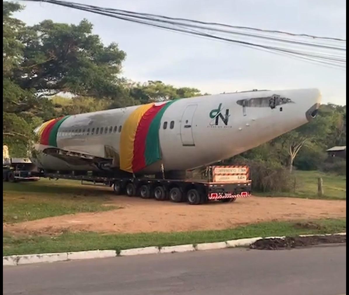 Avião de 30 toneladas chega a Guaíba e ficará exposto por um ano no Saladeiro São Geraldo