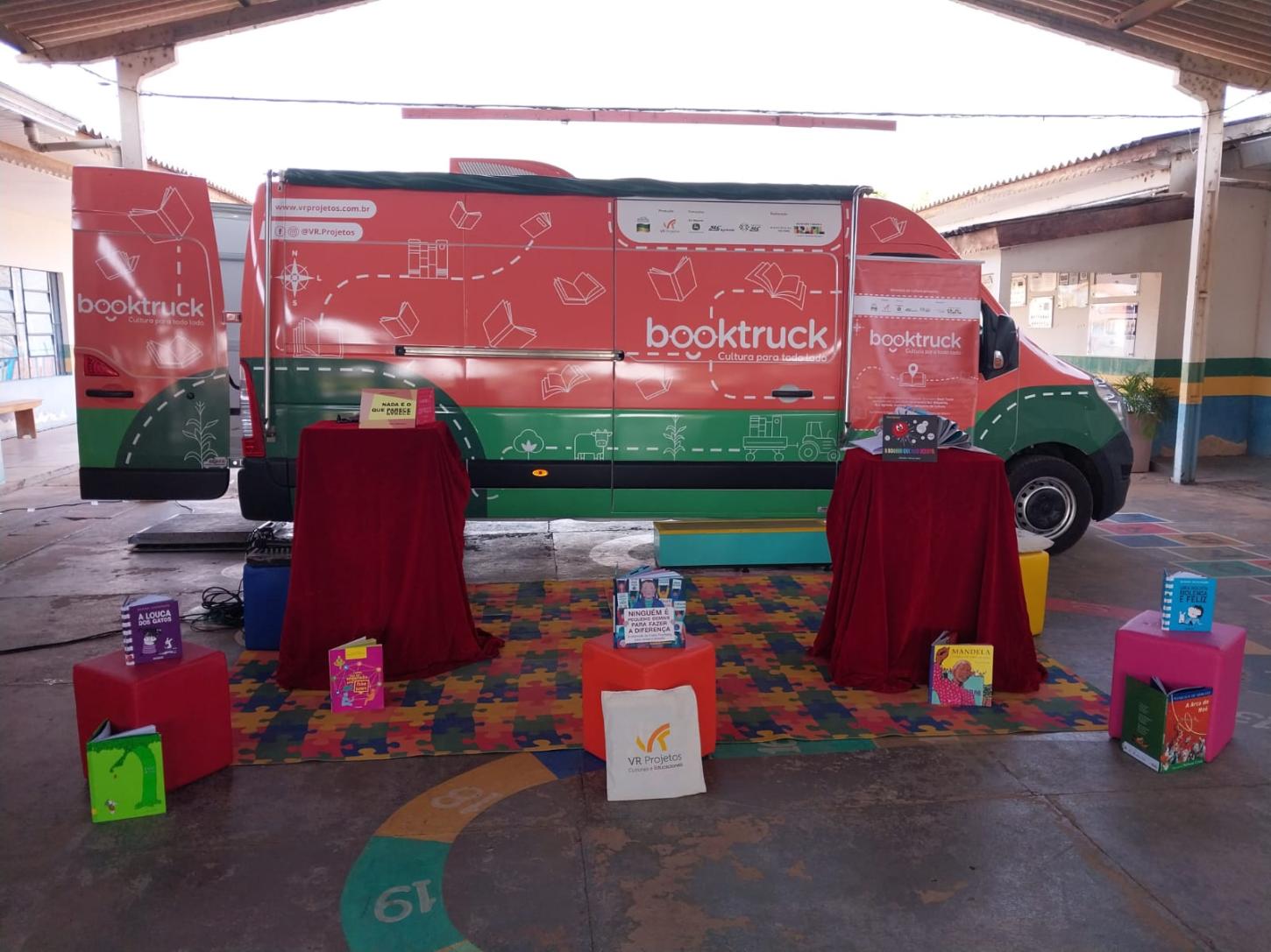 BookTruck chega a Guaíba um ano após enchentes levando leitura, cultura e reconstrução de vínculos comunitários.