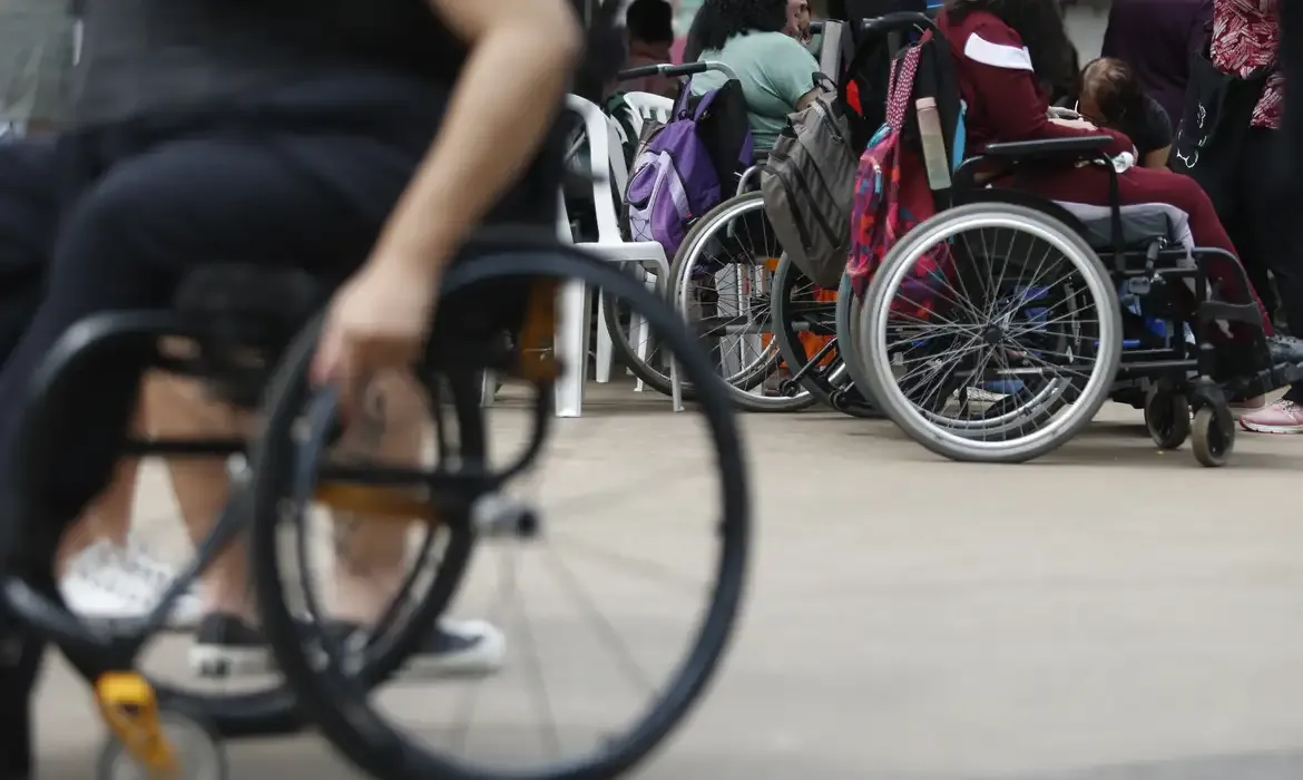 Brasil registra 14,4 milhões de pessoas com deficiência e 2,4 milhões com diagnóstico de autismo, aponta Censo