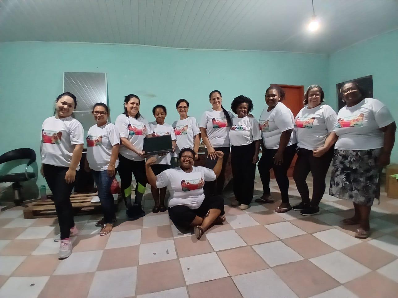 Curso gratuito de estamparia transforma vidas de mulheres no Ipê