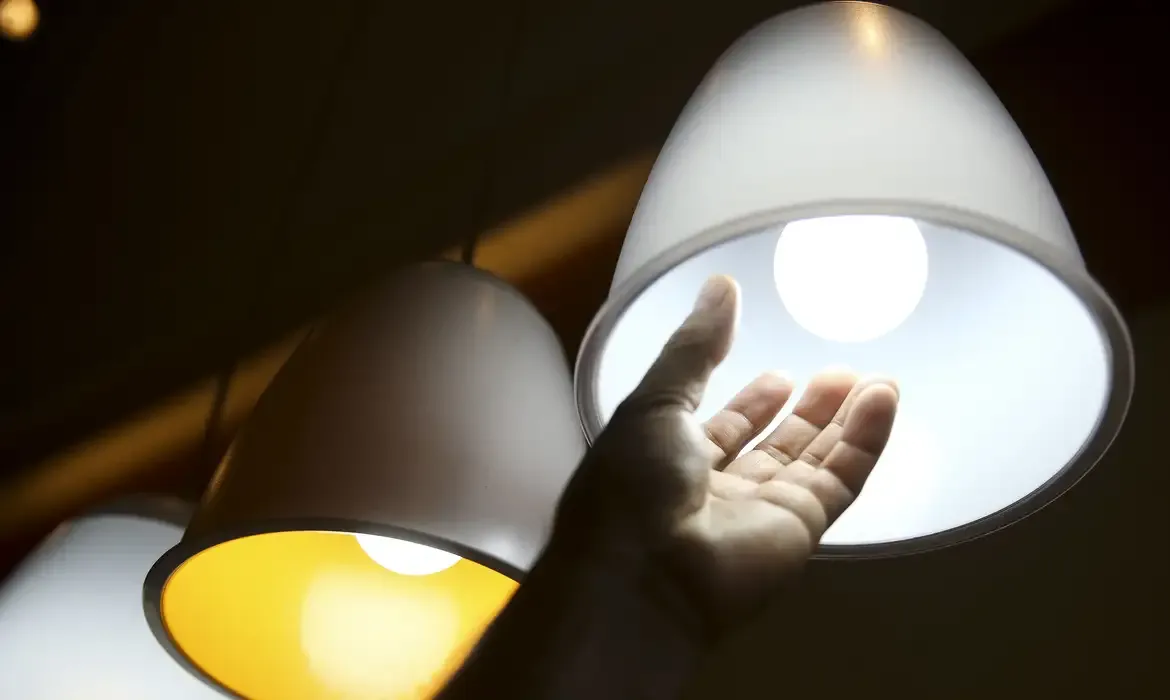 Em junho: Com bandeira tarifária vermelha, a conta de luz fica mais cara