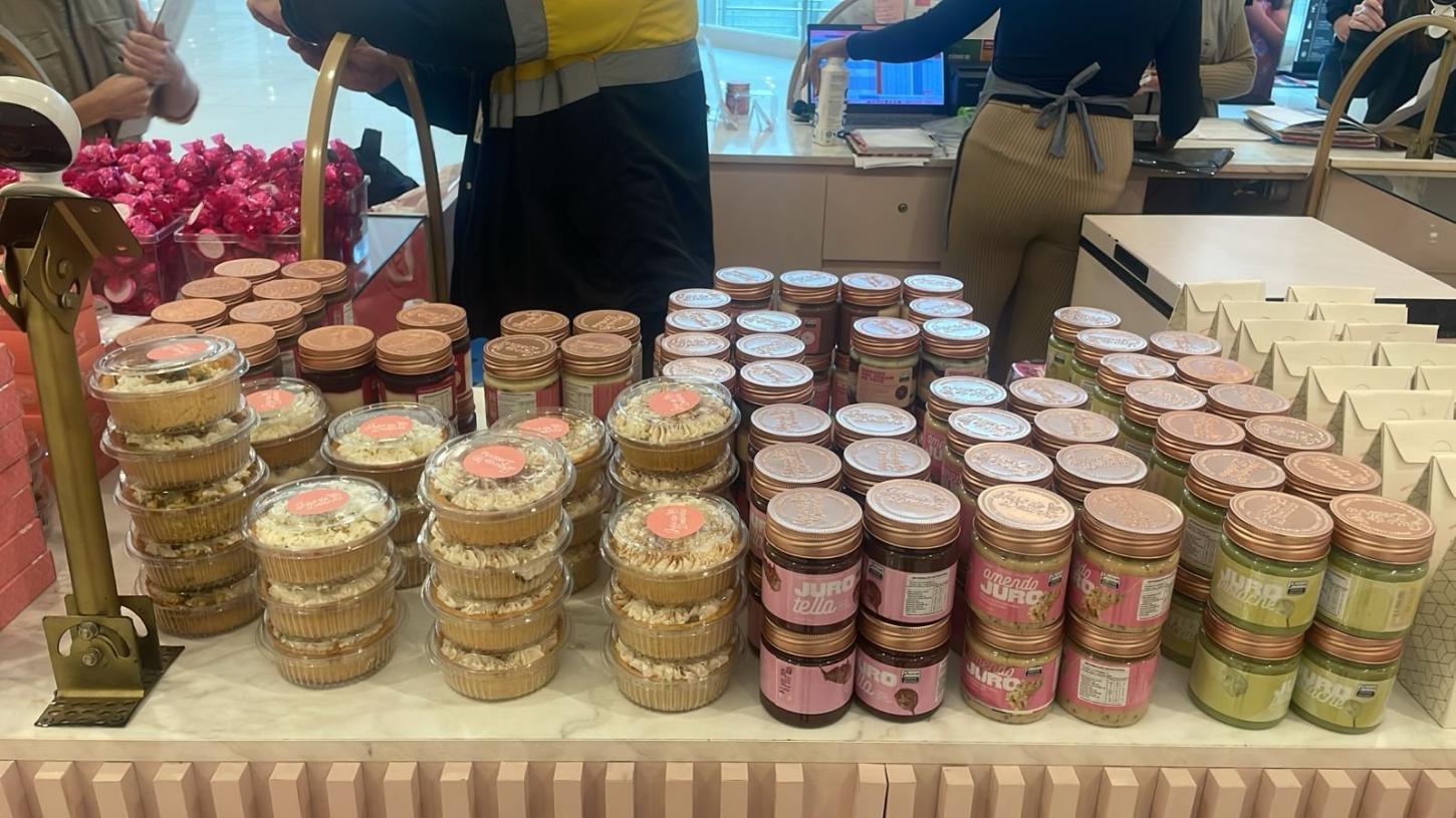 Fiscalização apreende mais de 260 kg de alimentos em fábrica e lojas de doces em Porto Alegre