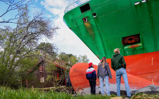 Navio de 135 metros encalha em jardim de morador na Noruega