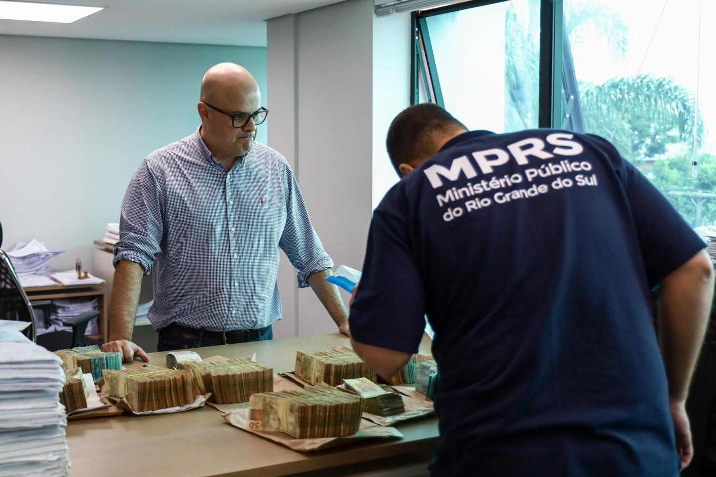 Operação apreende R$ 4,7 milhões em espécie e mira esquema de desvio de créditos judiciais