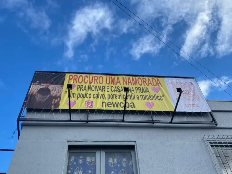 Outdoor inusitado em Torres vira declaração de amor e agita a cidade