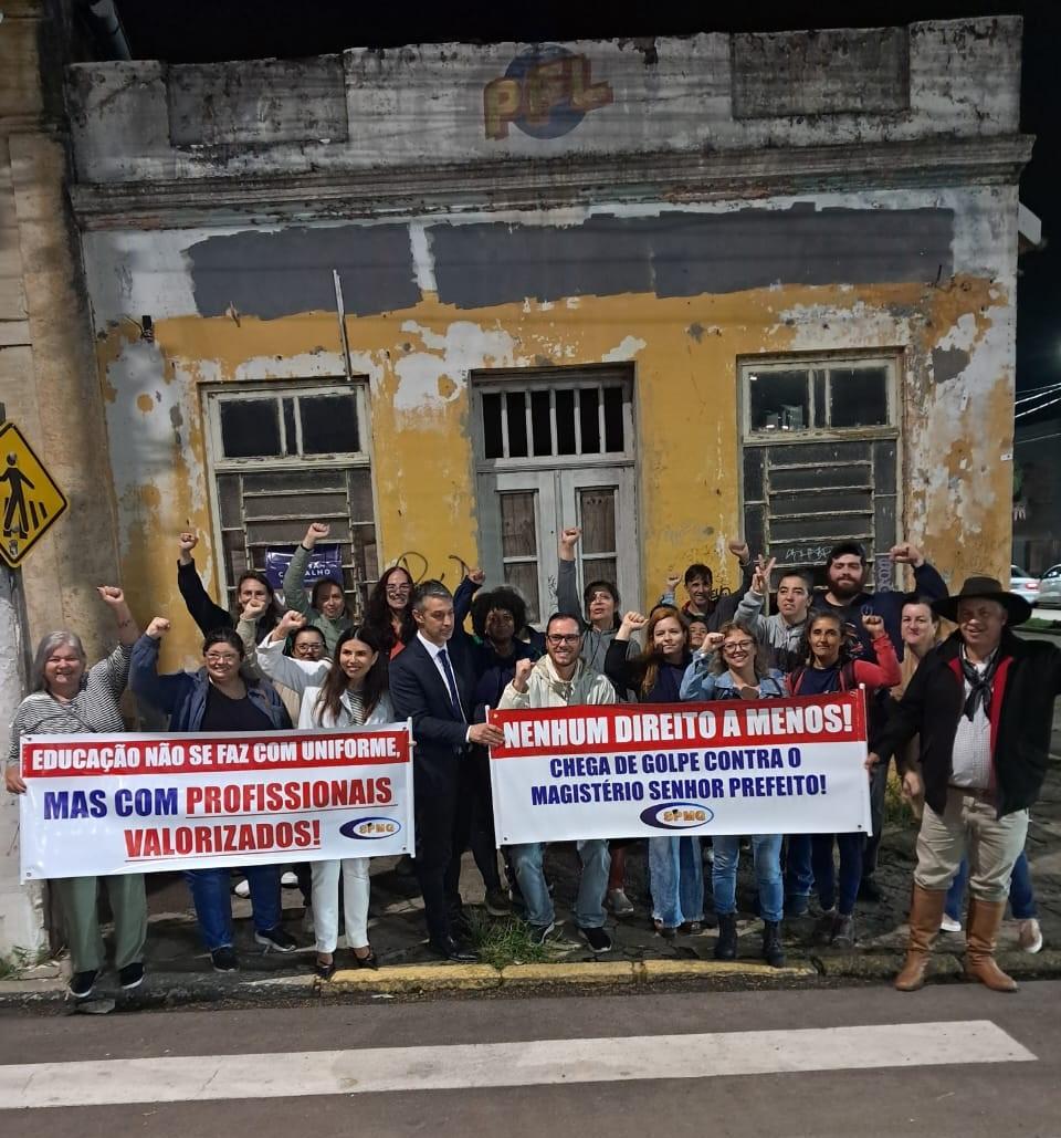 Professores municipais protestam contra projeto de lei que altera plano de carreira
