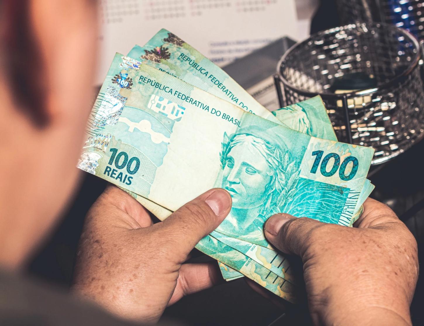 Real lidera entre emergentes e é a 4ª moeda que mais subiu frente ao dólar em 2025