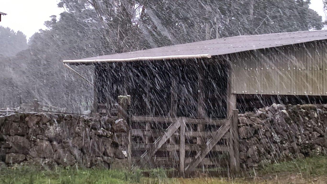 Temperatura de 2,1°C e neve confirmam chegada do frio mais intenso de 2025