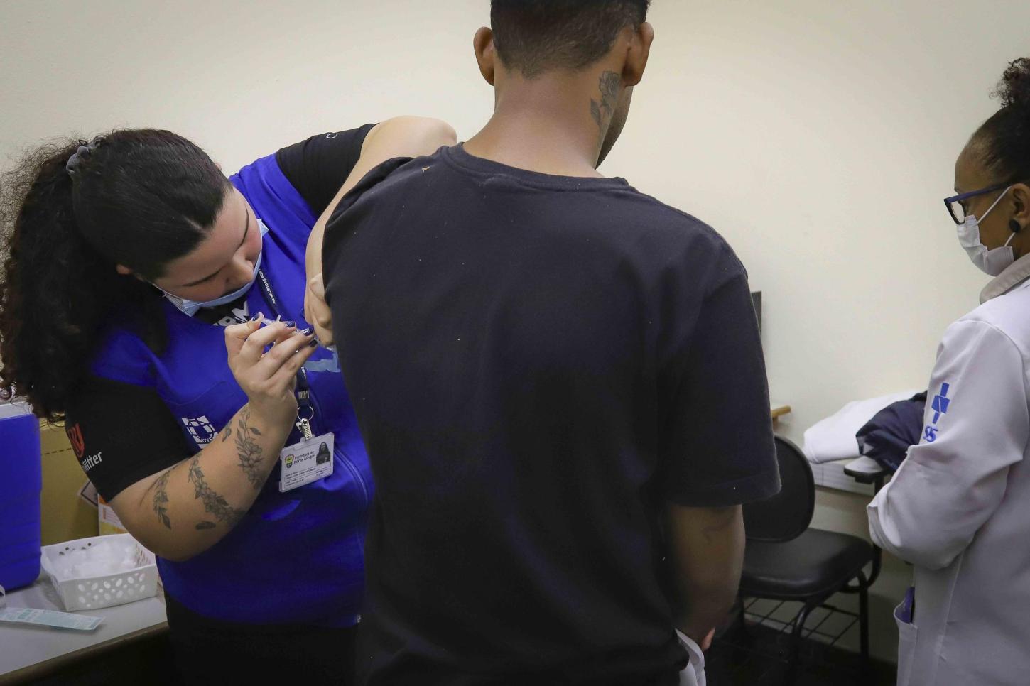 Vacinação contra dengue para jovens de 10 a 14 anos é retomada em Porto Alegre