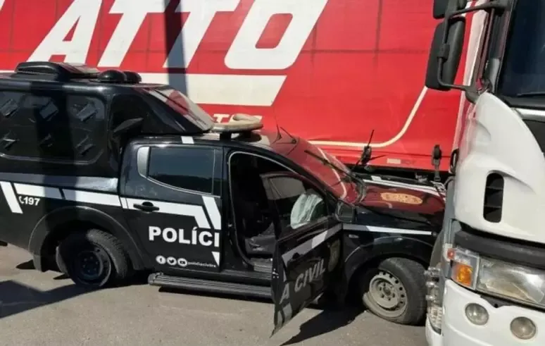 Viatura com quatro presos se envolve em acidente na BR-116 e interdita trânsito em São Leopoldo