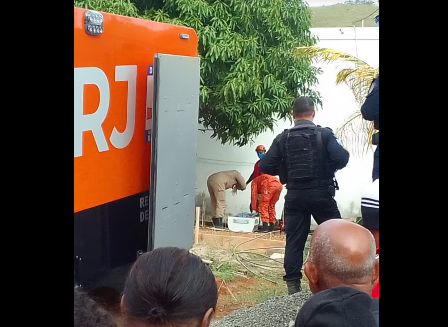 Adolescente de 14 anos mata pais e irmão após proibição de namoro virtual