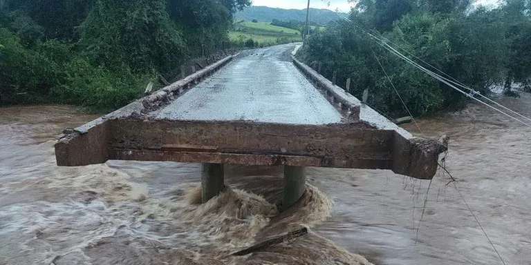 Com a chuva, nível dos rios aumenta e a cidade de Jaguari registra inundações após chuvas