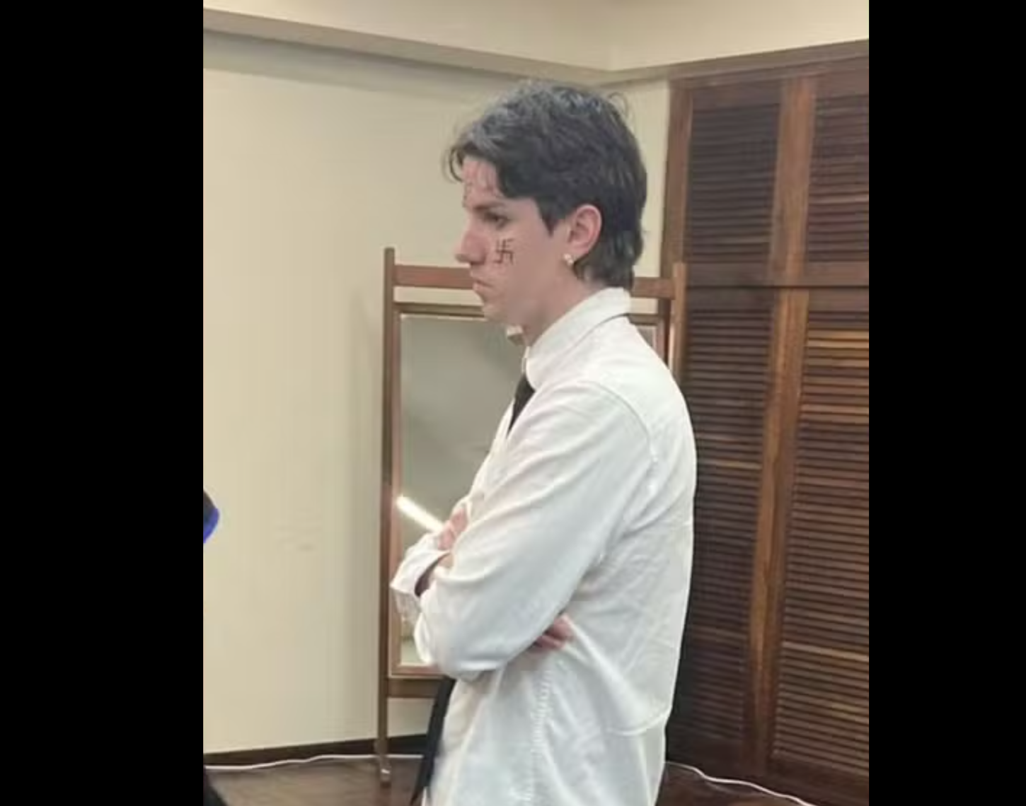 Ex-aluno da UFRGS é denunciado por exibir símbolo nazista durante formatura