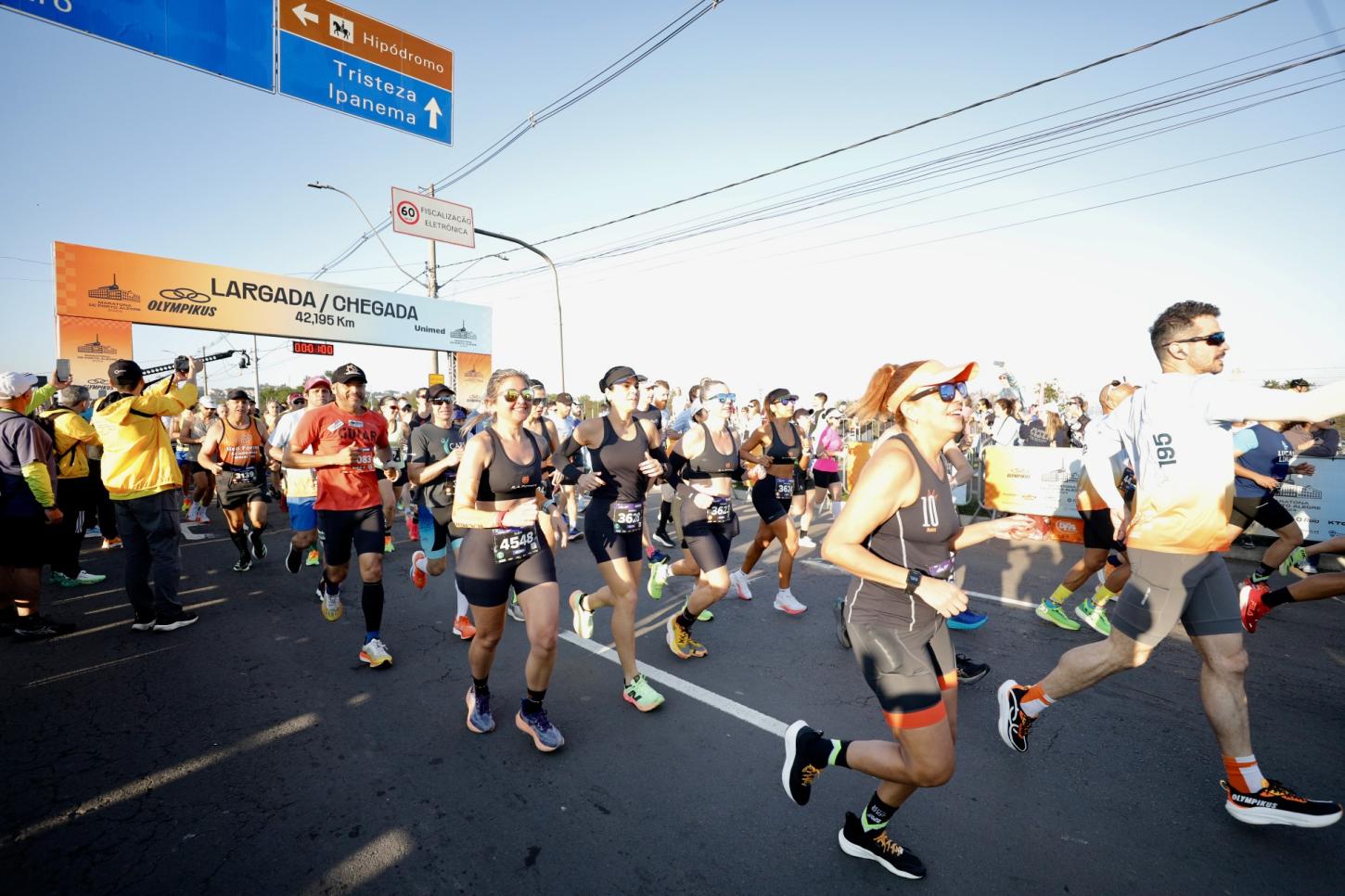 Maratona de Porto Alegre reúne corredores de 25 países e altera trânsito na Capital