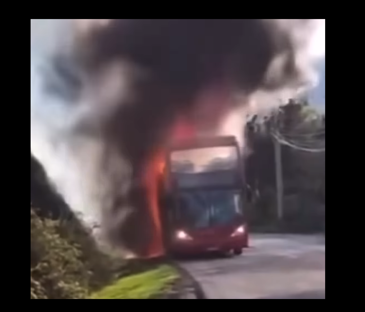 Ônibus pega fogo durante trajeto turístico com 15 a bordo no interior de Bento Gonçalves